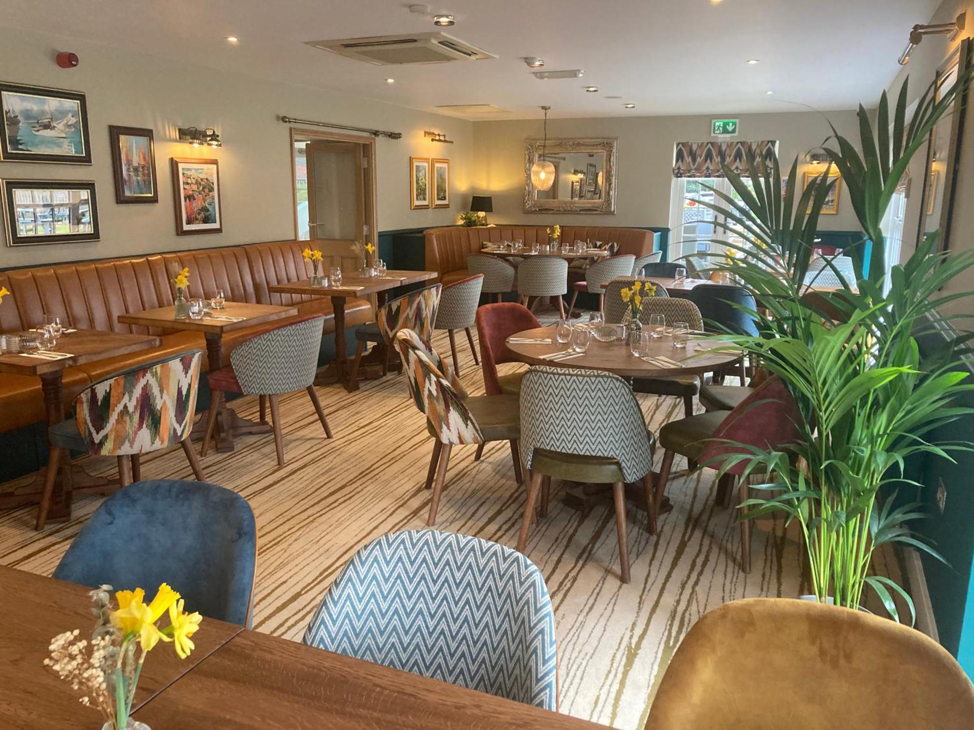 Inn The Britannia & Waves Restaurant 4*